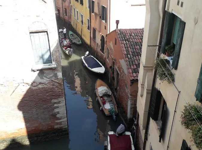 A Casa Tua Dietro Piazza San Marco *