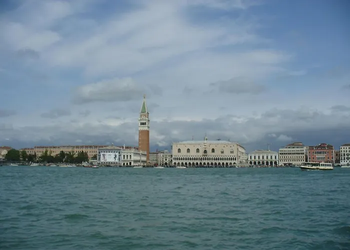 A Casa Tua Dietro Piazza San Marco *