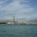 A Casa Tua Dietro Piazza San Marco *
