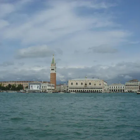 A Casa Tua Dietro Piazza San Marco *